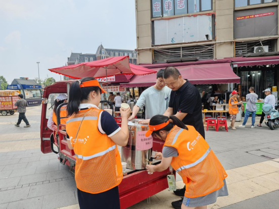 嘉汇优配交易 成都社区夏日送清凉 外卖员、网约车司机免费领绿豆银耳汤