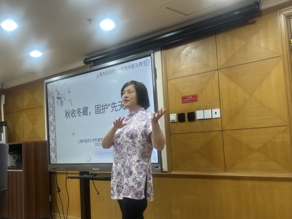 精选期货配资 平日一号难求的中医大专家竟来市民夜校开课了！“秒空”的养生课为何如此圈粉